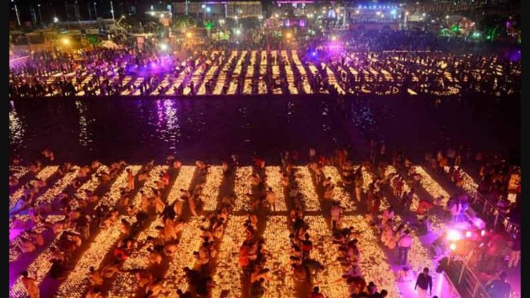 महाशिवरात्रि पर महाकाल की नगरी ने बनाया गिनीज बुक रिकॉर्ड: 18 लाख दीयों से जगमगाया क्षिप्रा तट, 2 दिन में 15 लाख श्रद्धालुओं ने किए दर्शन
