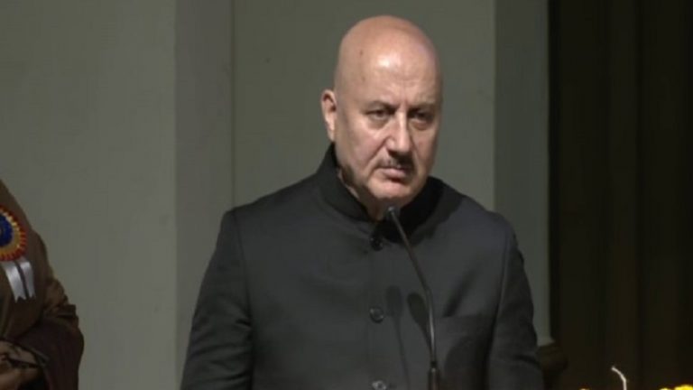 ‘हमने बहुत कमाया…अब अपनों को देने का समय’: अनुपम खेर ने कश्मीरी पंडितों को दिए ₹5 लाख, बोले- आर्टिकल 370 हटने से हुआ सुधार