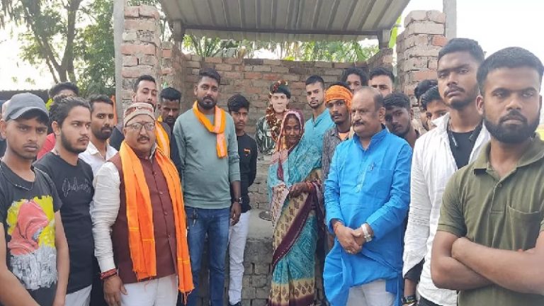 गलवान में बलिदान हुआ जिसका बहादुर बेटा…बिहार पुलिस ने उसी पिता को घर से घसीटा: सरकारी जमीन पर स्मारक बनवाने का आरोप