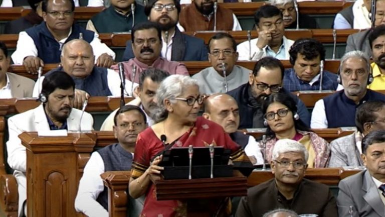 ‘अमृत काल का पहला बजट’ : FM निर्मला सीतारमण लाईं 2023 का पेपरलेस बजट, रुपए में तेजी आई