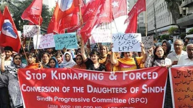 दोस्तों संग आया रउफ, हिन्दू लड़की को उठा ले गया: पुलिस के पास गए पिता तो थमा दिया सर्टिफिकेट – ‘मर्जी से कबूला इस्लाम’