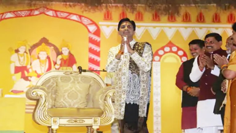 ‘वामपंथी कुपढ़ हैं और ये वाले अनपढ़ हैं’: रामकथा में कवि कुमार विश्वास ने RSS पर की टिप्पणी, कहा – भाई पढ़ भी लो
