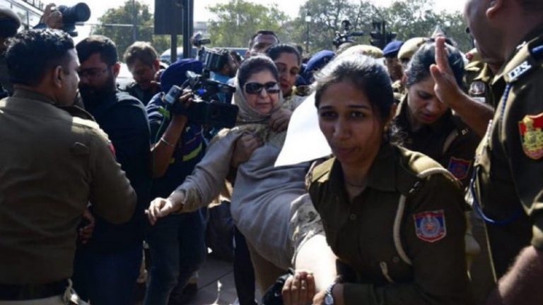 ‘फिलिस्तीन से बद्तर जम्मू-कश्मीर’: सड़क पर बैठ बुलडोजर कार्रवाई का विरोध कर रहीं थीं पूर्व CM महबूबा मुफ्ती, दिल्ली पुलिस ने पकड़कर गाड़ी में डाला