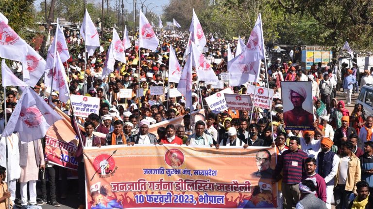 धर्म बदलने वालों को नहीं मिले सुविधाओं का लाभ: MP में बड़ी संख्या में जनजातीय समाज का प्रदर्शन, कहा – पूजा पद्धति त्यागने वाले खा रहे योजनाओं की मलाई
