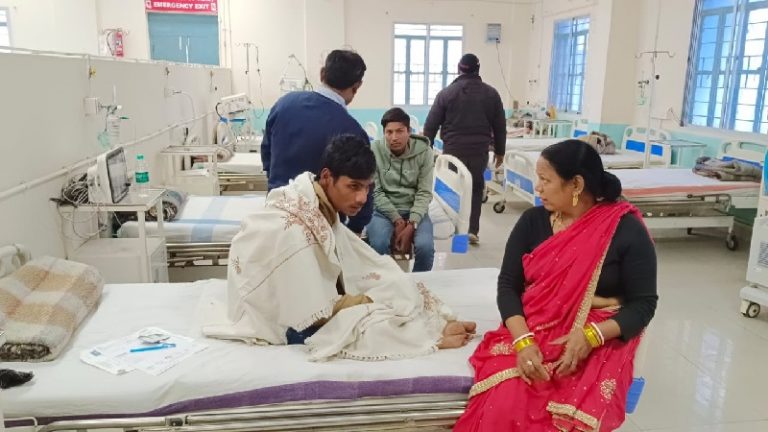 परीक्षा सेंटर पर 500 लड़कियों के बीच मात्र एक लड़का, नर्वस होकर बेहोश हो गया मनीष: अस्पताल में चल रहा इलाज