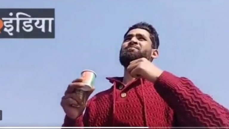 ‘कोई मारपीट नहीं हुई, हमारा खून ज़्यादा गर्म’: जिन कश्मीरियों के सामान फेंके जाने की खबर चला रहा मीडिया, उन्होंने कैमरे पर कबूला – UP पुलिस करती है सपोर्ट