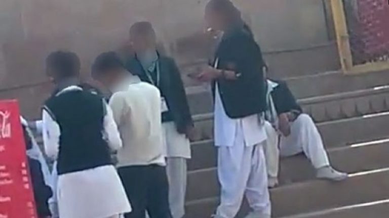 काशी के अस्सी घाट पर स्कूल ड्रेस में खुलेआम सुट्टा मारती दिखीं छात्राएँ, टोकने पर उलटे उलझ पड़ीं: पर्यटन स्थल पर पार्टी से बिफरे लोग