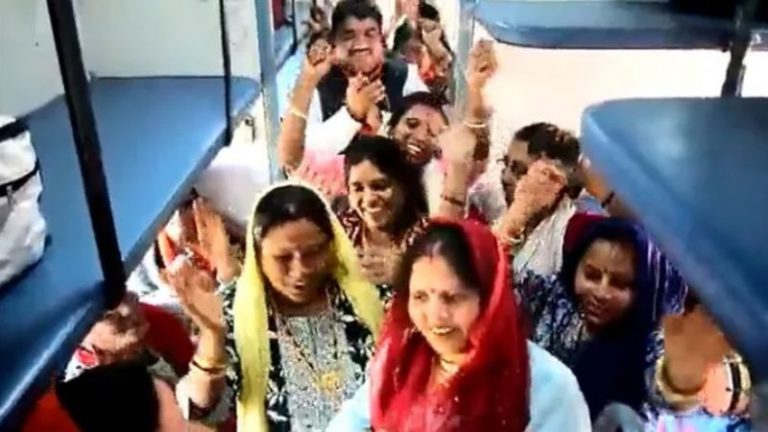 मुस्लिम पत्रकार ने हिन्दू भजन को बताया मुजरा, महिलाओं का भी किया अपमान: अयोध्या से नफरत दिखाने वाले मोहम्मद तनवीर पर कार्रवाई की माँग