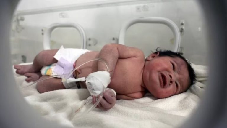 मर गई माँ… लेकिन गर्भनाल से 10 घंटे तक देती रही अपने नवजात को जीवन-घुट्टी: तुर्की-सीरिया में हजारों मौतों के बीच चमत्कार