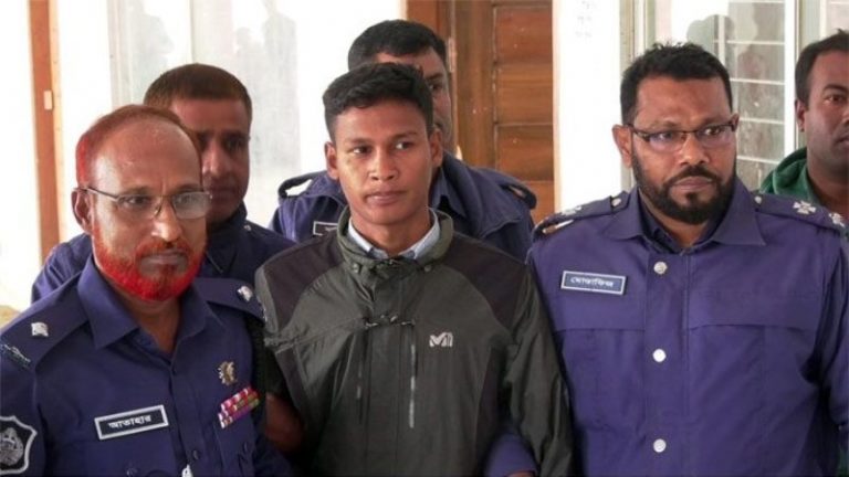 कथित ईशनिंदा के आरोप में बांग्लादेश में हिंदू युवक को जेल: फेसबुक पोस्ट को लेकर पूरे हिंदू गाँव को जलाने वाले इस्लामी उन्मादी आजाद घूम रहे हैं