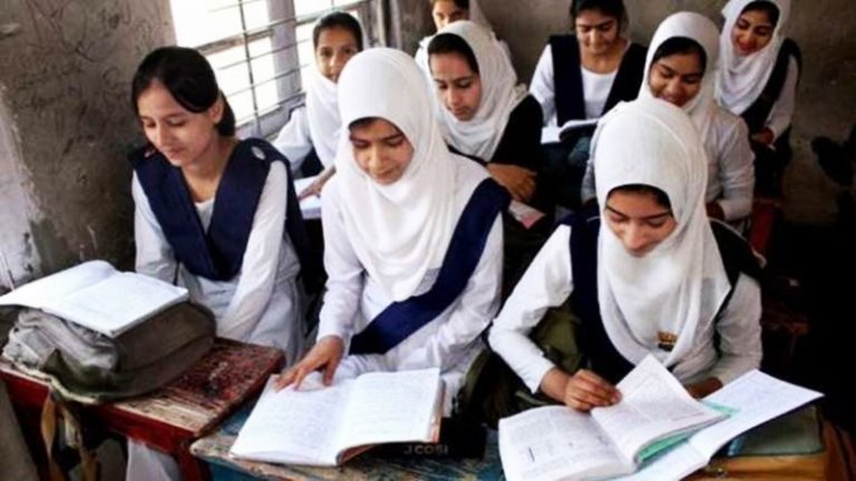32 साल बाद जम्मू कश्मीर में लौटी हिंदी भाषा, 3000 प्राइवेट स्कूलों में 10वीं तक होगी पढ़ाई: भड़के गुपकार गठबंधन ने कहा – यहाँ उर्दू चलता है, ये राष्ट्रीय एकता पर हमला