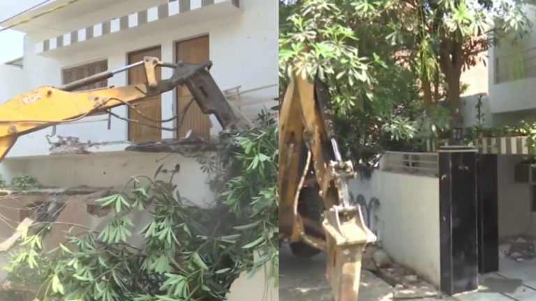 मिट्टी में मिला अतीक अहमद की बीवी को पनाह देने वाले का 2 मंजिला मकान, प्रयागराज में गरजा ‘बाबा का बुलडोजर’: हत्याकांड के बाद यहीं जुटे थे गुर्गे