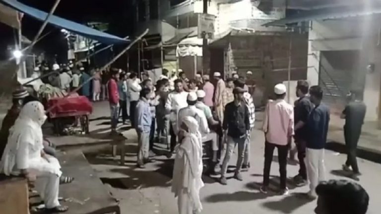 AMU के छात्र ने कैंची से गोदकर की अम्मी-अब्बू की हत्या, खिड़की से पड़ोसी चिल्लाते रहे: बंद कमरे की पूरी Video वायरल, लाश के साथ भी हैवानियत की