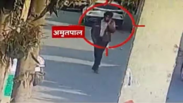 बैग, जैकेट, ट्राउजर और चश्मा…: हुलिया बदलकर UP के लखीमपुर में घूमता दिखा अमृतपाल, J&K में बैठे करीबी गिरफ्तार