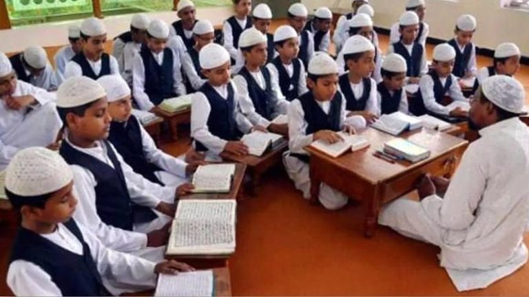 आजमगढ़ में मदरसों के नाम पर खा गए सरकारी पैसे, 313 की जाँच-कागजों पर चलते मिले 219: अल्पसंख्यक विभाग के 7 अफसरों पर केस दर्ज