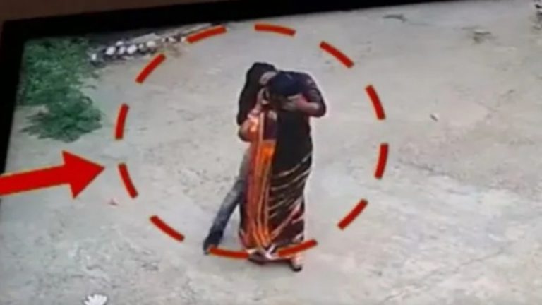 बिहार में चुम्मा लेकर भाग गया बदमाश, फोन पर बात कर रही थी महिला: वीडियो वायरल, पुलिस कर रही जाँच