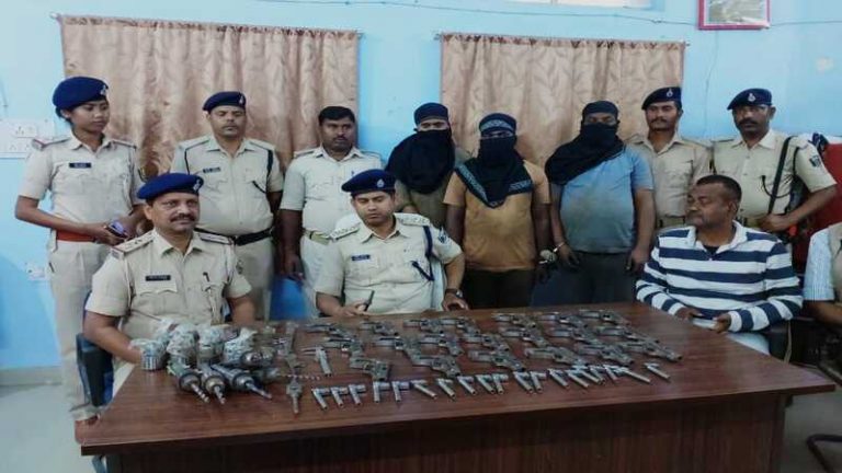 बिहार में थाने से 15 किमी दूर चल रही थी गन फैक्ट्री, कई राज्यों में होती थी सप्लाई: बंगाल में पकड़े गए हथियार तस्कर तो हुआ खुलासा, छापेमारी में 3 गिरफ्तार