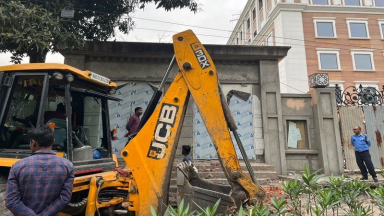 दिल्ली के कॉन्ग्रेस हेडक्वार्टर में चला बुलडोजर, तोड़ी गई अवैध सीढ़ियाँ: अधिकारी बोले- ये कोई बड़ी कार्रवाई नहीं