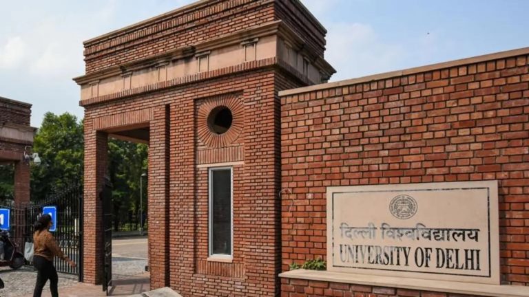होली के दिन DU के महिला हॉस्टल में लड़कियों को नहीं निकलने दिया बाहर: छात्राओं का प्रदर्शन, कहा – हमें अंदर कैद कर दिया, गार्जियन को बुलाने के लिए कहा
