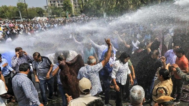 राजस्थान में अस्पताल छोड़ सड़क पर डाॅक्टर, महिला चिकित्सक ने गोलगप्पे का लगाया ठेलाः ‘राइट टू हेल्थ’ बिल वापस लेने की माँग