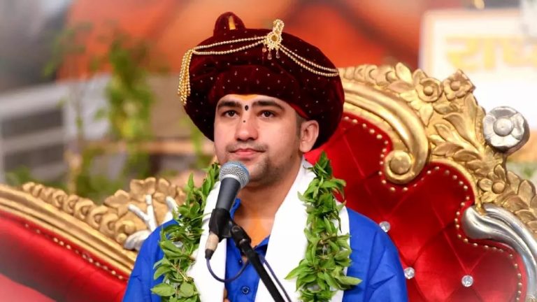 ‘100 हरे झंडों की जगह भगवा लगवाओ’: बागेश्वर धाम के महंत धीरेंद्र कृष्ण शास्त्री के बयान के खिलाफ राजस्थान में FIR, धार्मिक भावनाएँ भड़काने का आरोप