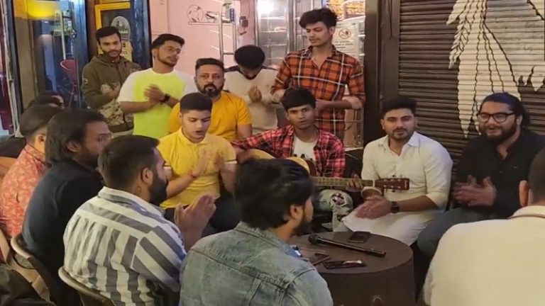गुरुग्राम का कैफे, ढोल-गिटार लिए युवाओं की आध्यात्मिक जैमिंग: संगीतमय हनुमान चालीसा के पाठ का वीडियो, लोग बोले – अब नहीं दिखेंगे भूत-पिशाच