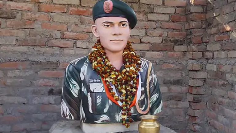 नींद से जगाया, गाली दी-कपड़े फाड़े, घसीटकर ले गए: गलवान के बलिदानी के पिता को बेल, कहा- बिहार पुलिस ने जानवरों सा व्यवहार किया