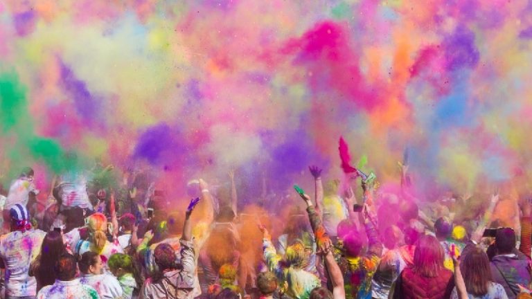 इस होली देश भर में होगी ₹25000 करोड़ की खरीददारी: CAIT का अनुमान, सिर्फ खुशियाँ ही नहीं, देश की अर्थव्यवस्था में भी चार चाँद लगा जाएगा हिन्दू त्योहार