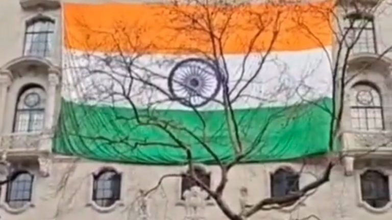 लंदन में भारतीय उच्चायोग पर लगा और बड़ा तिरंगा, खालिस्तानियों को तमाचा: भारत के विरोध के बाद मेयर-मंत्री सबने की तोड़फोड़ की निंदा, गिरफ़्तारी भी