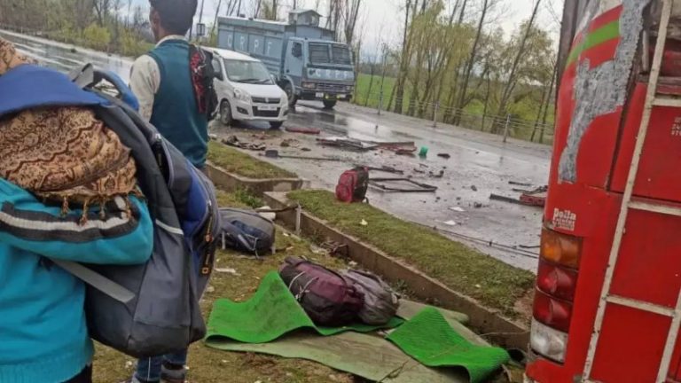 कश्मीर के पुलवामा में पलटी गैर-स्थानीयों से भरी बस, 4 बिहारी मजदूरों की मौत, 28 घायल: पुलिस ने जाँच शुरू की
