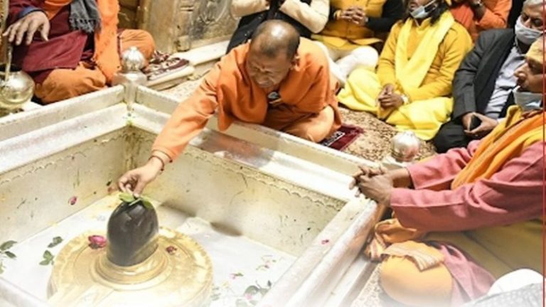 बाबा विश्वनाथ के दरबार में दर्शन का शतक लगाने वाले पहले CM बने योगी आदित्यनाथ, 6 साल में औसतन हर 21 दिन पर किया वाराणसी का दौरा