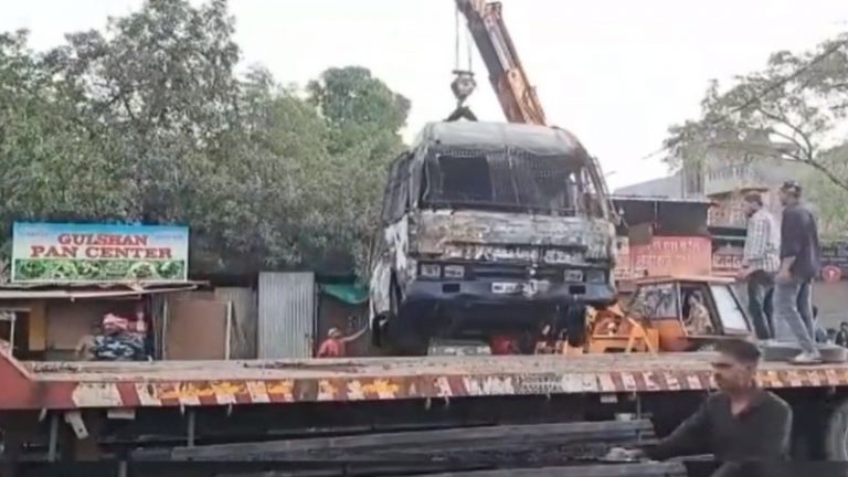 राम मंदिर के सामने पत्थरबाजी और बमबाजी, पुलिस की गाड़ियों को भी लगाई आग: रामनवमी पर महाराष्ट्र के संभाजीनगर में साम्प्रदायिक हिंसा