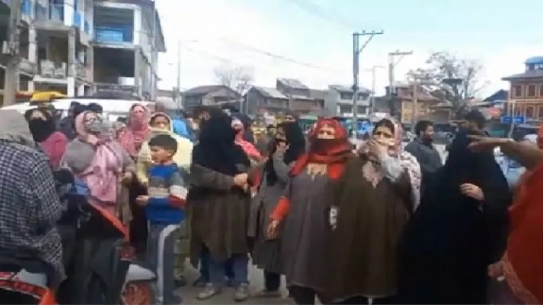 जम्मू कश्मीर में स्मार्ट बिजली मीटर लगाए जाने के खिलाफ सड़क पर उतरीं महिलाएँ, घंटों हाइवे पर फँसे रहे वाहन