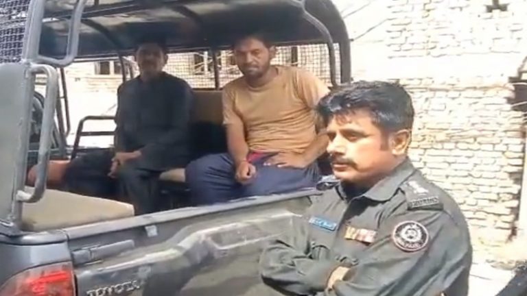 रोजे के दिन हिन्दू दुकानदार बना रहे थे बिरयानी, पुलिस वाले ने डंडे से पीटा: Video वायरल होने के बाद SHO सस्पेंड, पाकिस्तान की घटना