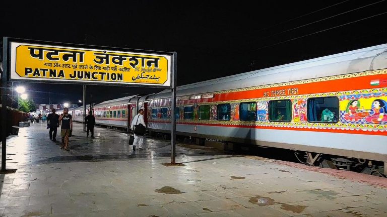 बिहार का रेलवे जंक्शन, दर्जनों टीवी स्क्रीन्स, अचानक चलने लगा पॉर्न वीडियो: प्लेटफॉर्म पर ट्रेन के लिए इंतजार कर रहे थे यात्री, FIR दर्ज