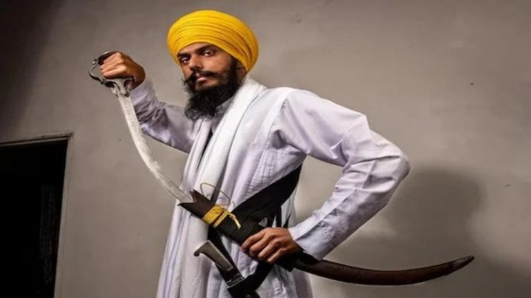 45 मिनट गुरुद्वारे में रहा खालिस्तानी भगोड़ा अमृतपाल सिंह: ग्रंथी ने बताया- कपड़े माँगे, फोन लेकर बाहर बात की और फिर भाग गया