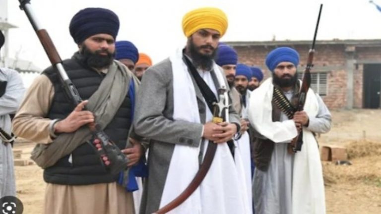 अमृतपाल के चाचा-ड्राइवर ने किया पंजाब पुलिस के आगे सरेंडर, गाड़ी से मिली बंदूक-तलवार: आत्मघाती दस्ते का खुलासा, 112 गिरफ्तार