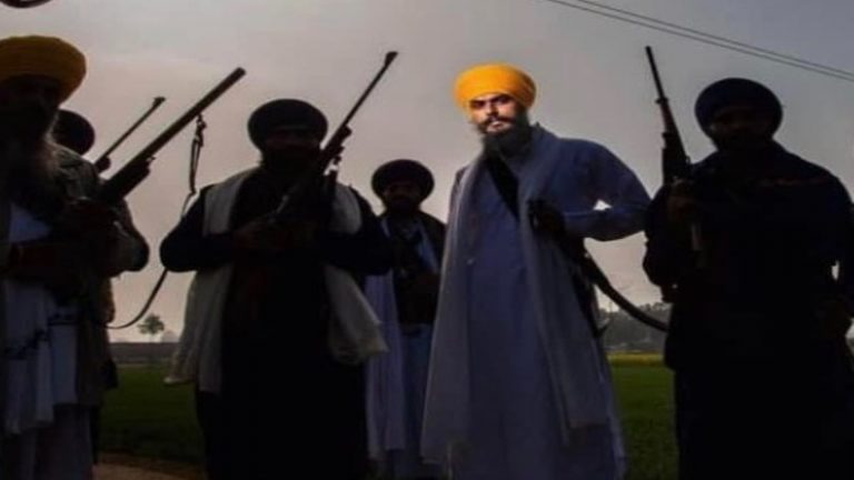 आम लोगों को ढाल बना कर ऐसे भागा अमृतपाल सिंह: ISI की मदद से बनाने वाला था ‘आनंदपुर खालसा फ़ोर्स’, पंजाब पुलिस बोली – जल्द कर लेंगे गिरफ्तार