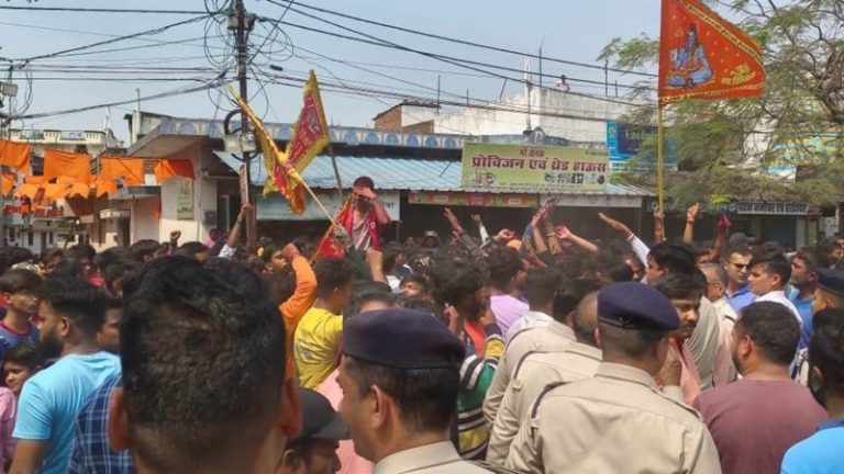 भगवान शंकर की तस्वीर को फाड़ा, फिर होलिका में डाल जला दिया: मोहम्मद समीर और शाहिद खान समेत 7 धराए, 5 हैं नाबालिग