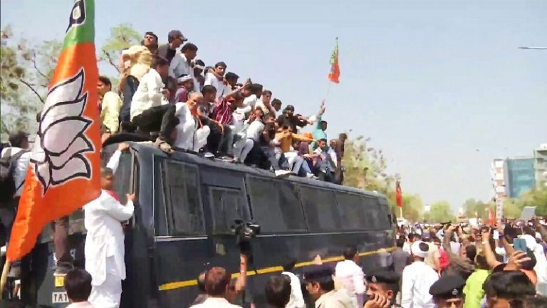 पुलवामा के बलिदानियों की विधवाओं का समर्थन करने पर कई BJP नेता हिरासत में: घायल हुए MP किरोड़ी लाल मीणा, पुलिस ने वीरांगनाओं को रातोंरात हटा दिया था