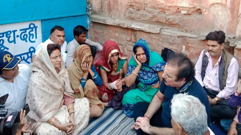 देश मना रहा होली… पुलवामा के बलिदानियों की विधवाओं का धरना जारी: कॉन्ग्रेसी मंत्री ने ‘गीता-ज्ञान’ दे पल्ला झाड़ा