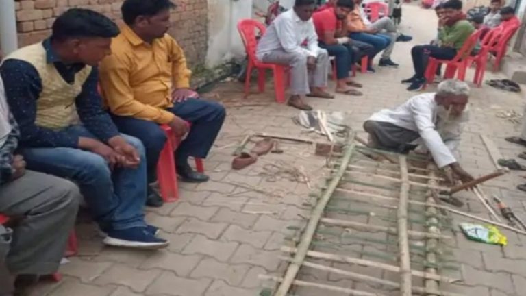दलित महिला की अर्थी बनाने को तैयार नहीं हुए गाँव के बढ़ई, दूसरे गाँव के बढ़ई ने आकर बनाया तब हुआ अंतिम संस्कार: पुलिस ने ‘मजहब’ के एंगल को नकारा