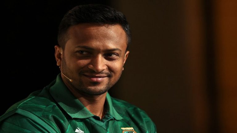 बांग्लादेशी क्रिकेटर शाकिब अल हसन ने भरी भीड़ में की फैन की पिटाई, कैप से जमकर धुना: Video वायरल