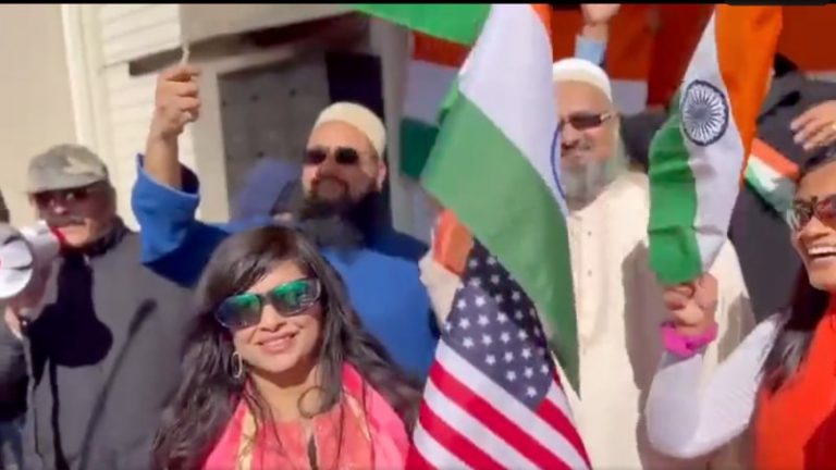 अमेरिका में ढोल बजाकर लगे ‘वंदे मातरम’ के नारे, तिरंगा ऊँचा उठा दिखा: खालिस्तानी हमले के बाद US में भारतीय एकजुट, देखें Video