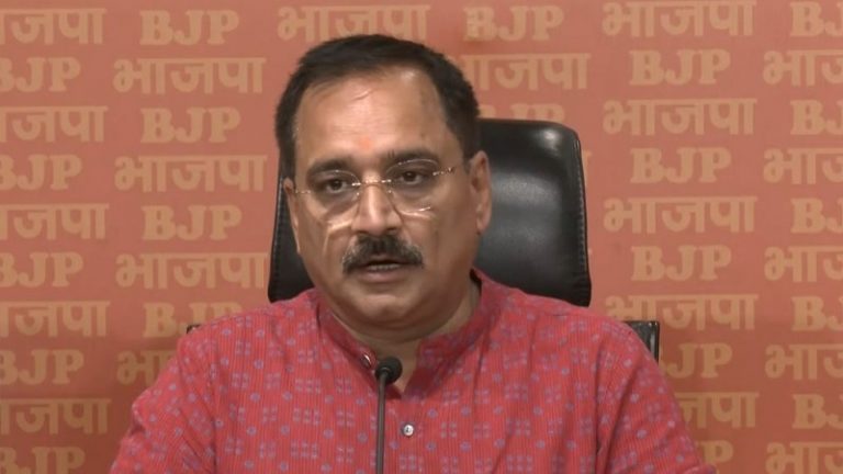 ‘सलाखों के पीछे होंगे केजरीवाल, कानून घसीट कर लाएगा नीचे’: दिल्ली BJP के नए अध्यक्ष ने बताई पार्टी की रणनीति, बोले – राहुल ने चुराया गाँधी सरनेम