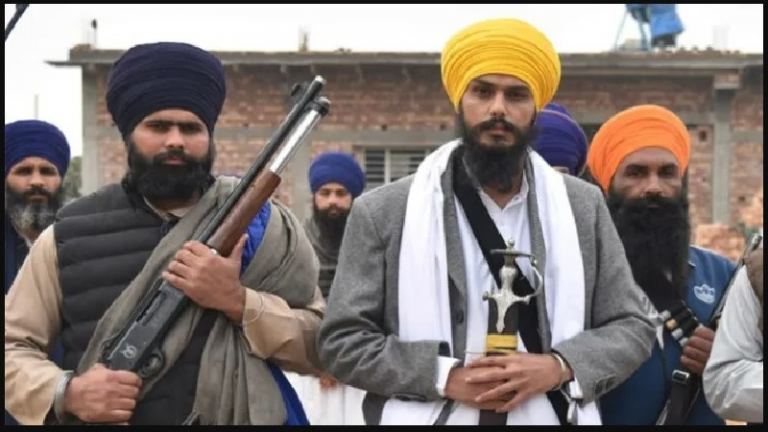 100 गाड़ियों ने किया पीछा, 1.5 घंटे की मशक्कत: पंजाब में अमृतपाल सिंह अब भी फरार, कई जिलों में इंटरनेट सेवा बंद