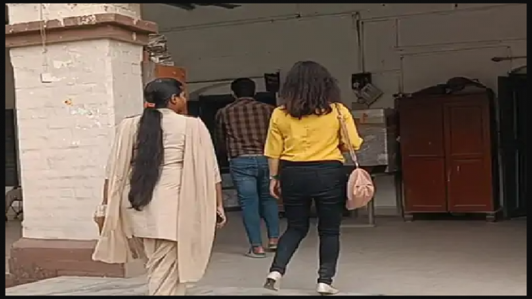 ‘पहले Kiss दो, फिर सैलरी दूँगा’: शिक्षिका के साथ छेड़खानी कर रहा था स्कूल संचालक अफरोज अख्तर, पूछता था – हमसे मोहब्बत कब करोगी?