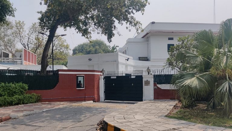 लंदन में खालिस्तानी उत्पात के बाद दिल्ली में ब्रिटिश उच्चायोग और उच्चायुक्त आवास के सुरक्षा घेरे में कमी, हटाए गए बैरिकेड्स: देखिए Video
