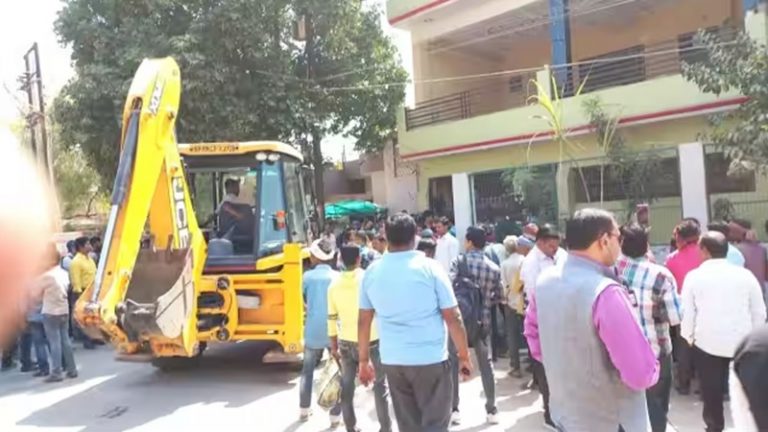 बिजली काट बाहर फेंका सारा सामान, घर को मिट्टी में मिलाया: अतीक अहमद के गुर्गे पर बुलडोजर कार्रवाई, सफदर अली बोला- हम अपनी जुबान कटवा लेंगे