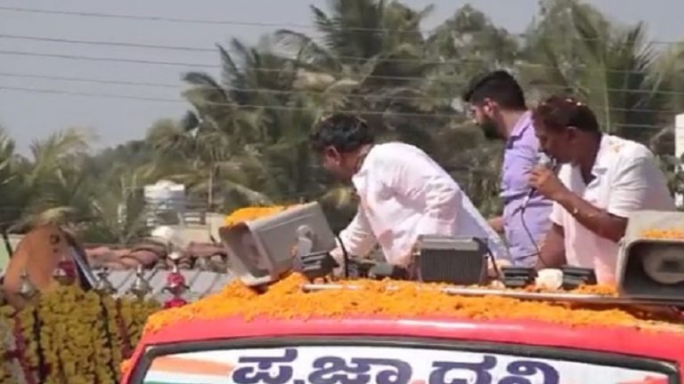 रैली में कॉन्ग्रेस नेता डीके शिवकुमार ने उड़ाए ₹500 के नोट: कर्नाटक से वीडियो वायरल, 2019 में मनी लॉन्ड्रिंग केस में जा चुके हैं जेल